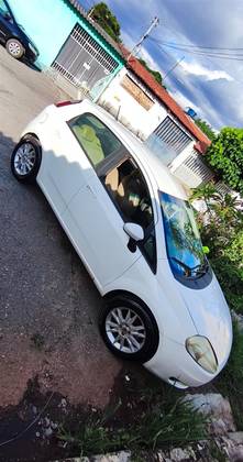 FIAT PUNTO 1.6 ESSENCE 16V FLEX 4P MANUAL FIAT PUNTO 1.6 ESSENCE 16V FLEX 4P MANUAL